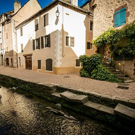 Logis Hotel Restaurant Du Commerce La Canourgue Bagian luar foto