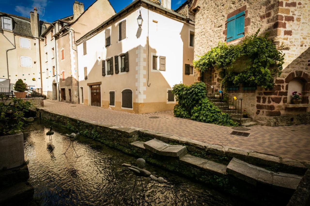 Logis Hotel Restaurant Du Commerce La Canourgue Bagian luar foto