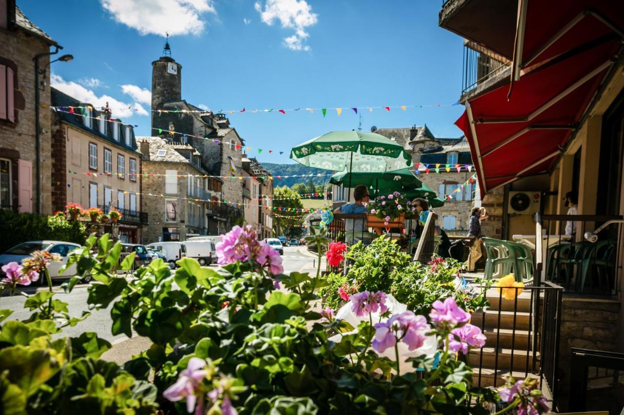 Logis Hotel Restaurant Du Commerce La Canourgue Bagian luar foto